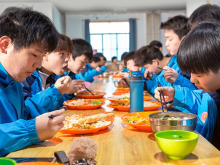 印台学生用餐